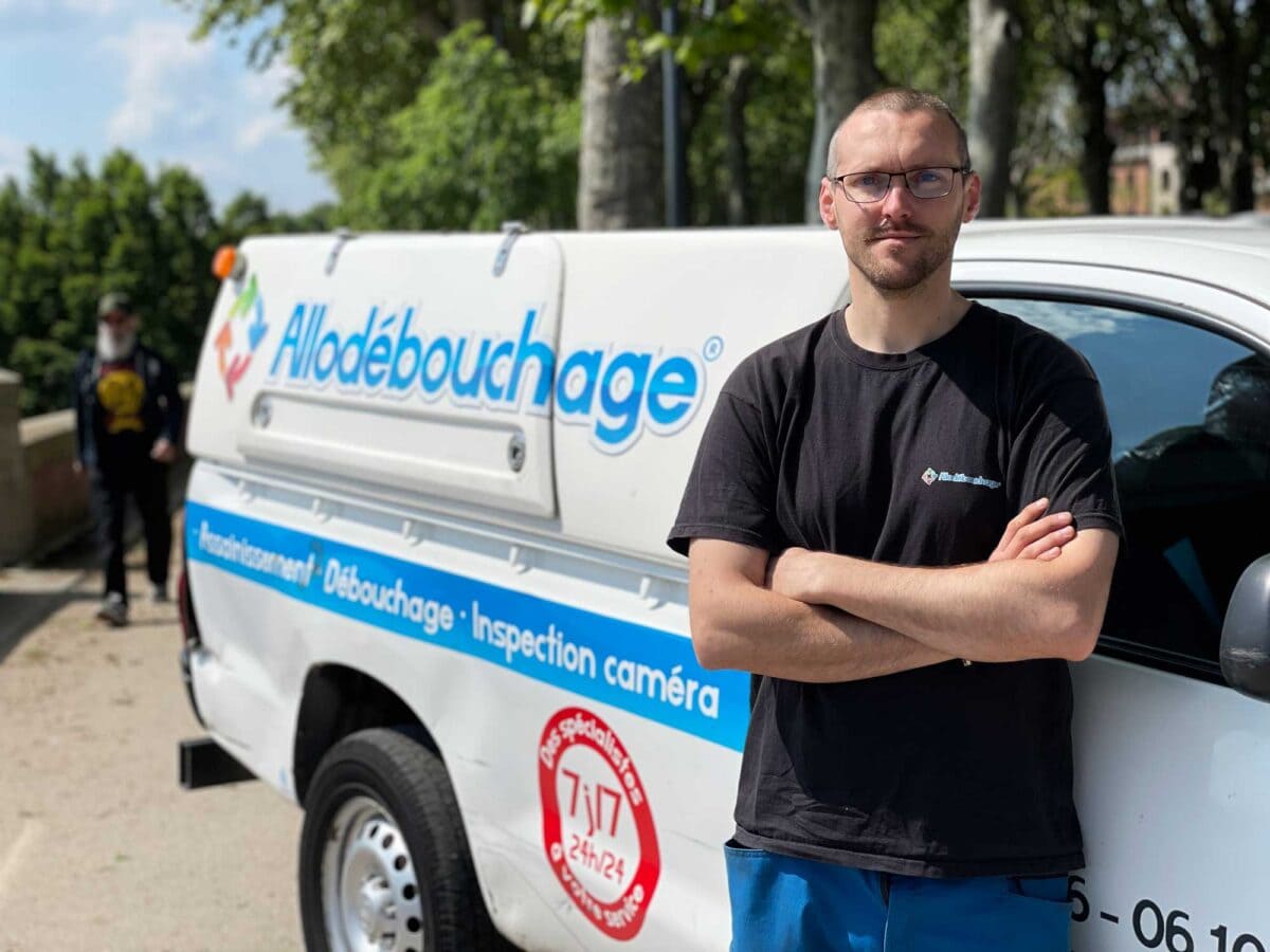 Pour un débouchage de canalisation à Gaillac, Philippe est le technicien déboucheur qui intervient.